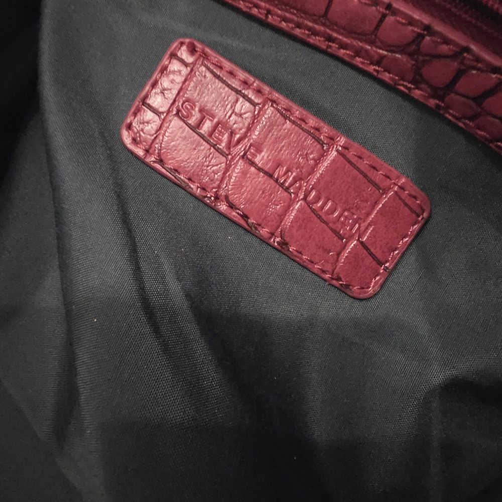 Steve Madden XLarge Stylish Snakeskin Patterned Travel bag with Red Accents - Picture 9 of 10